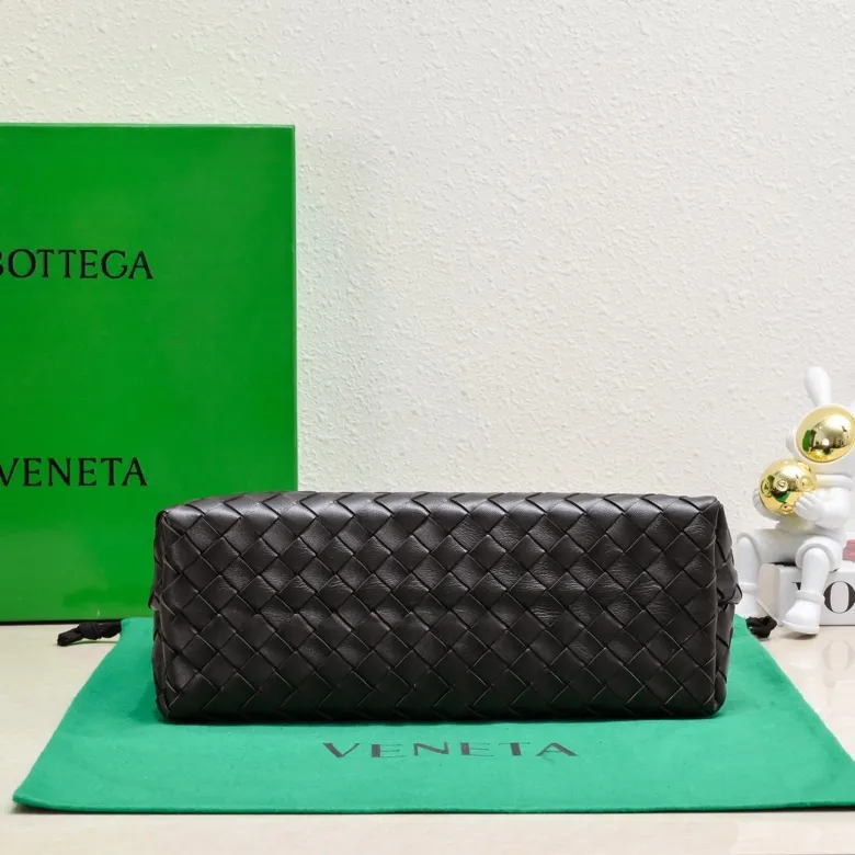 The 2023 new Andiamo batch of 2260 BV has been shipped‼ ️Really popular🔥The new Andiamo woven handbag launched by Bottega Veneta this season is really popular all over the world! ! Celebrities at home and abroad have worn it, and Oscar-winning actress Michelle Yeoh has taken it out on the street. Song Jia, Trai Yara, Yu Feihong, Sanji Ayaka, Rosie Hunting-Whiteley, Yoshioka Riho, etc. have all picked up this bag. It is classic and versatile, showing off its temperament, and the bag capacity is also large, which is very convenient for daily commuting! ! A variety of carrying methods, the shoulder straps can be adjusted by yourself, the original lambskin feels soft and delicate, and the unisex style breaks gender boundaries and brings a more practical and longer-lasting use experience. Andiamo, which has both elegant and casual styles, perfectly interprets the true appearance of "fashionable old money style". Style number: 8463 Size: 32*24*12